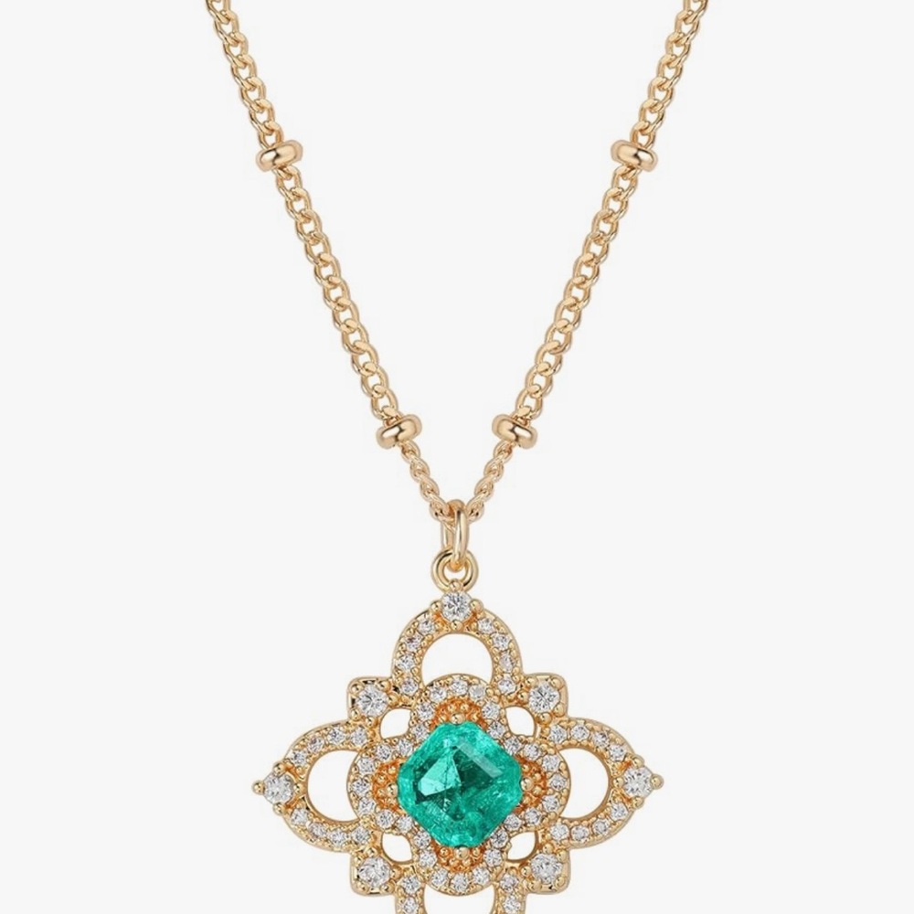 Elegant Gold and Green Pendant Necklace